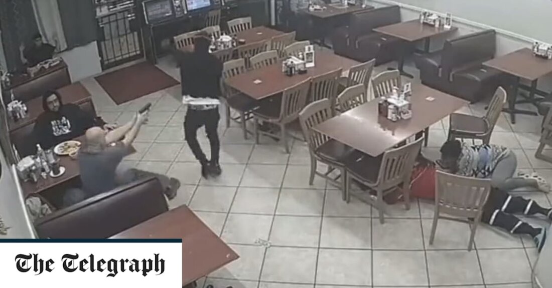 Die Polizei in Texas befragt einen Bürgerwehrmann, der einen bewaffneten Räuber in einem Taco-Restaurant in Houston tödlich erschossen hat. Mordermittler haben den Vorfall an eine Grand Jury verwiesen, aber der 46-jährige Mann, der neunmal auf den Räuber geschossen hat, wurde nicht verhaftet oder wegen irgendwelcher Verbrechen angeklagt. In einer außergewöhnlichen Szene, die auf CCTV aufgenommen wurde, betrat der 30-jährige Eric Eugene Washington am späten Donnerstag die Ranchito # 4 Taqueria im Südwesten von Houston und trug komplett schwarze Kleidung, einschließlich einer Skimaske und Handschuhen. Er richtete eine Pistole auf die Kunden und forderte sie auf, ihr Geld herauszugeben. Einige tauchten &hellip;