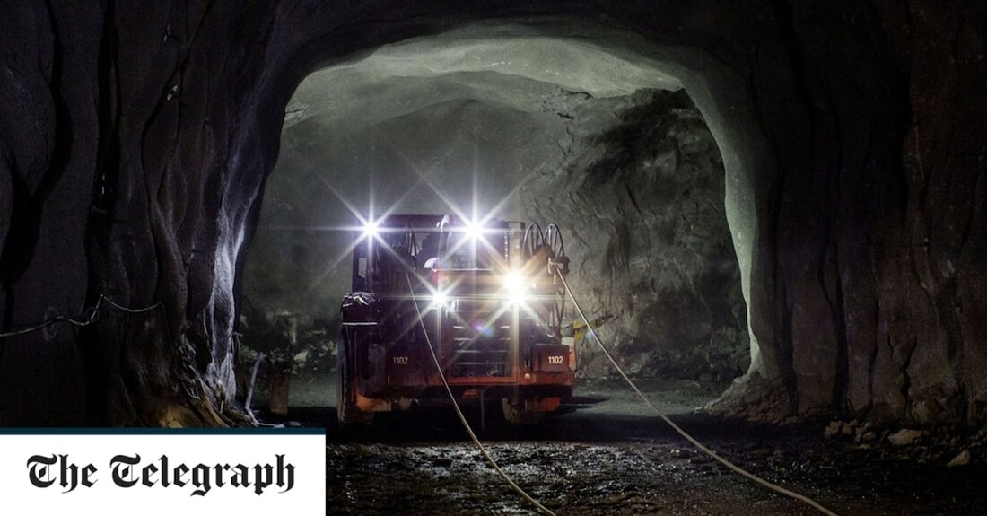 Das staatliche schwedische Bergbauunternehmen hat die Entdeckung der größten jemals in Europa gefundenen Lagerstätte von Seltenerdmetallen bekannt gegeben und damit Hoffnungen geweckt, dass der Kontinent seine Abhängigkeit von China verringern könnte. Das Bergbauunternehmen LKAB gab am Donnerstag bekannt, dass es in der Region Kiruna im hohen Norden des Landes mindestens eine Million Tonnen Seltenerdoxide gefunden hat. „Das sind gute Nachrichten, nicht nur für LKAB, die Region und die Schweden, sondern auch für Europa und das Klima“, sagte der CEO des Unternehmens, Jan Moström. Seltenerdmetalle sind entscheidende Bestandteile der Permanentmagnete, die in den Motoren von Windkraftanlagen und den Batterien von Elektrofahrzeugen &hellip;