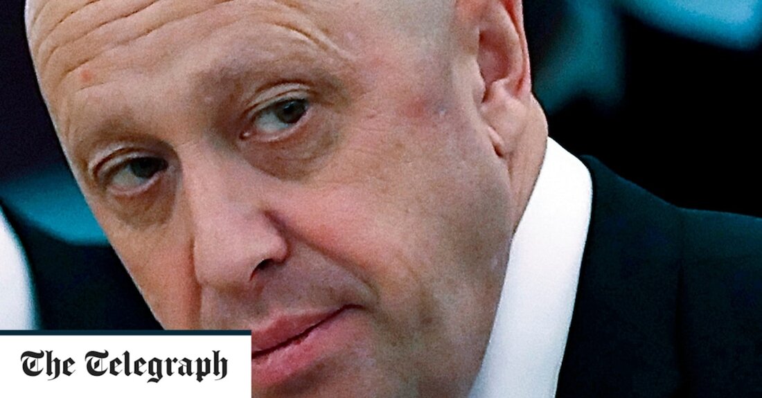 Der Leiter der russischen Wagner-Gruppe brachte einen Koch für zwei Monate ins Krankenhaus, nachdem er ihn geschlagen hatte, weil er abgestandene Tomaten serviert hatte, wie eine Untersuchung behauptete. Ein Zeuge berichtete einem französischen Magazin, dass Jewgeni Prigozhin, manchmal auch „Putins Koch“ genannt, weil er früher für den russischen Präsidenten gesorgt hatte, einen Koch angegriffen hatte, nachdem sich ein Kunde in einem seiner Restaurants über die Qualität des Essens beschwert hatte. Der 40-jährige ehemalige Angestellte von Herrn Prigozhins Concord Catering sagte gegenüber Society, dass, als ein Gast ein Gericht zurückbrachte, weil die Tomaten nicht frisch waren, „der Koch in den Keller &hellip;