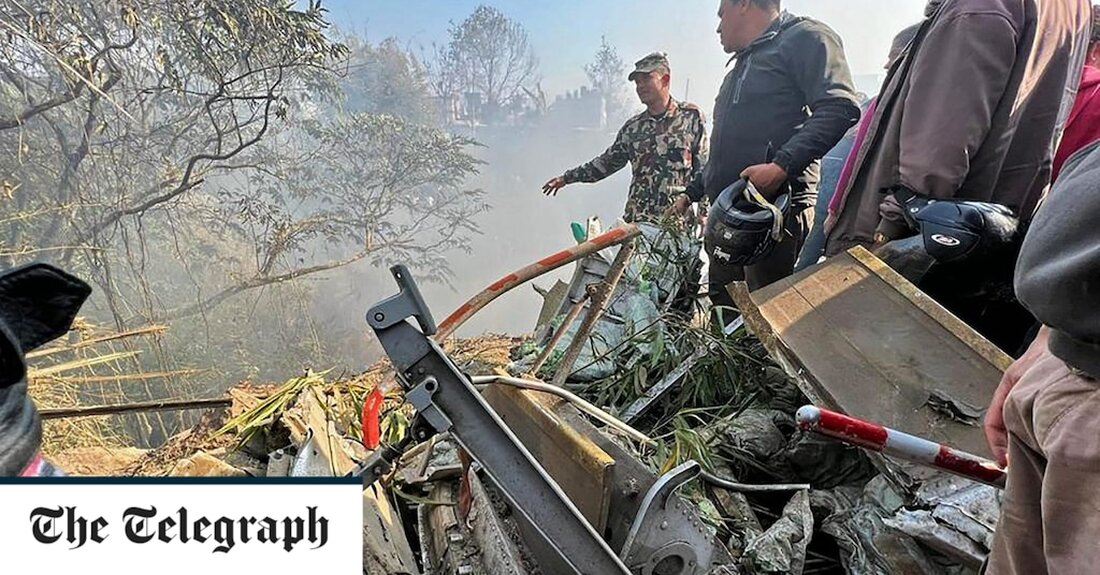 Ausländische Staatsangehörige gehören zu den mindestens 40 Menschen, die starben, nachdem ein Flugzeug am Sonntagmorgen in Zentralnepal abgestürzt war, als es eine Route flog, die bei Trekking-Touristen im Himalaya beliebt ist. Ein in den sozialen Medien geteiltes Video zeigte das Flugzeug von Yeti Airlines, das von Kathmandu in die Stadt Pokhara flog und 72 Menschen an Bord hatte, das sich in geringer Höhe stark drehte. Weitere Bilder zeigten dann brennende Trümmer und Rauch, die von der Absturzstelle auf einem Hügel in der Schlucht des Seti-Flusses aufstiegen, mehrere Meilen vom internationalen Flughafen Pokhara entfernt, der gerade erst eröffnet worden war. Ein &hellip;