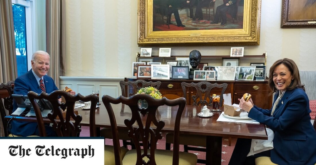 Eine Büste von Sir Winston Churchill hat in Joe Bidens privatem Speisesaal neben dem Oval Office gesessen, es ist aufgetaucht. Der Verbleib der Büste von Jacob Epstein war unklar, seit Herr Biden beschloss, sie nach seiner Amtseinführung im Januar 2021 aus dem Oval Office zu entfernen. Er ersetzte sie durch eine von Robert Kennedy, aber das Weiße Haus sagte nicht, was mit der Churchill-Büste passiert war. Ein Foto, das diese Woche veröffentlicht wurde, zeigte, dass es jetzt im privaten Speisesaal in der Nähe des Oval Office steht. Die Churchill-Büste steht auf einem Sideboard, umgeben von persönlichen Familienfotos. Es befindet sich &hellip;