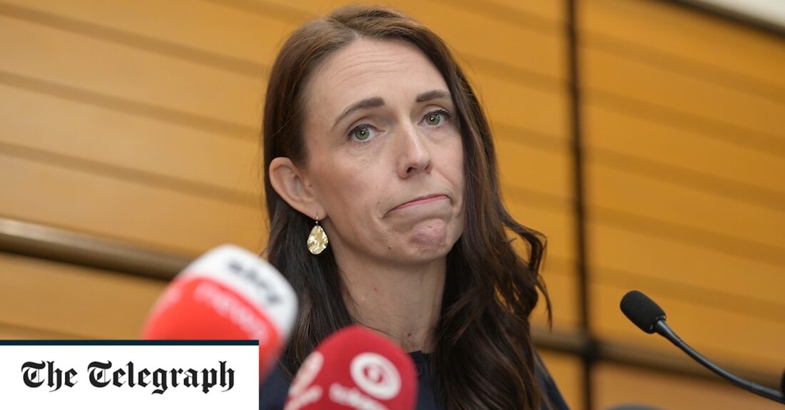 Neuseelands Premierministerin Jacinda Ardern hat angekündigt, ihr Amt spätestens am 7. Februar niederzulegen. Frau Ardern machte die schockierende Ankündigung auf dem jährlichen Caucus-Treffen der Partei am Donnerstag und sagte, sie habe “nicht mehr genug im Tank”, um der Arbeit gerecht zu werden. Die scheidende Premierministerin sagte, sie habe sich im Sommer Zeit genommen, um zu überlegen, ob sie ihren Posten fortsetzen könne, entschied aber letztendlich, dass dies nicht möglich sei. „Für mich ist es an der Zeit“, sagte eine sichtlich emotionale Frau Ardern den Mitgliedern der Labour Party. „Ich habe einfach nicht genug im Tank für weitere vier Jahre. Habe &hellip;