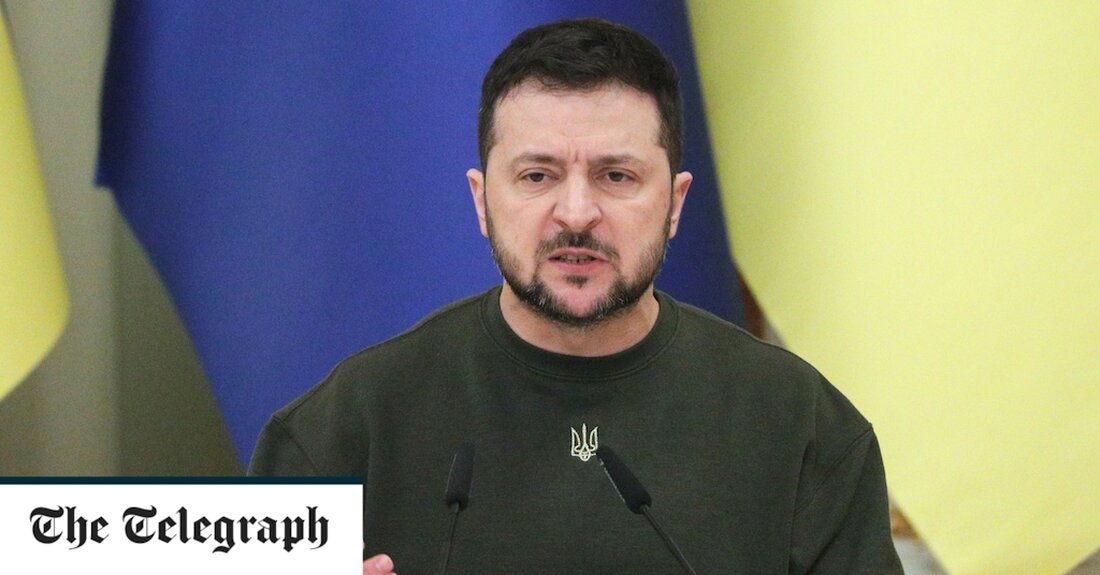 Wolodymyr Selenskyj hat angedeutet, dass er nach einer Reihe von Korruptionsskandalen mehrere Minister entlassen könnte, da die Vorfreude auf eine große Kabinettsumbildung wächst. Herr Zelensky, der am Sonntag einen stellvertretenden Minister entließ, der beschuldigt wurde, Bestechungsgelder angenommen zu haben, nutzte seine nächtliche Ansprache, um zu Hause „Gerechtigkeit“ zu versprechen, anstatt über den Krieg zu sprechen. „Ich möchte, dass dies ein Signal an alle ist, deren Handlungen oder Verhalten gegen das Gerechtigkeitsprinzip verstoßen“, sagte er zur Entlassung von Vassily Lozinsky, dem stellvertretenden Minister für regionale Entwicklung, Territorien und Infrastruktur. „Diese Woche wird die Zeit der entsprechenden Entscheidungen sein.“ Er ging nicht &hellip;