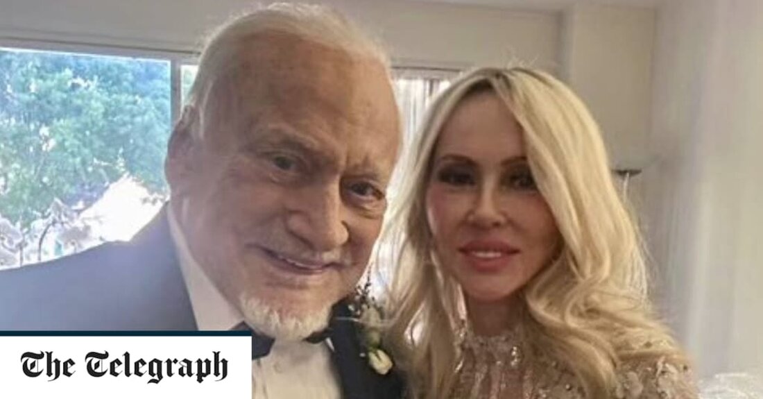 Buzz Aldrin, der zweite Mensch auf dem Mond, hat an seinem 93. Geburtstag zum vierten Mal eine drei Jahrzehnte jüngere Frau geheiratet. Der legendäre Astronaut sagte, er und seine Frau Anca Faur seien „so aufgeregt wie durchgebrannte Teenager“, nachdem sie den riesigen Sprung zum Altar gemacht hatten. Überglücklich hat Herr Aldrin an ihrem Hochzeitstag ein Foto von sich und Frau Faur, 63, einer leitenden Angestellten in seinem Unternehmen, in den sozialen Medien gepostet. Sie trug ein durchsichtiges weißes Kleid mit Strasssteinen, während der ehemalige Kampfpilot Anzug und Fliege trug und eine Medaille und sein Luftwaffenabzeichen trug. Herr Aldrin schrieb auf &hellip;