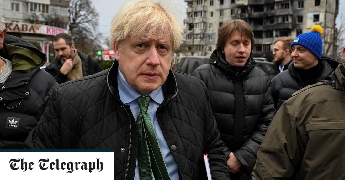 Boris Johnson hat heute Wolodymyr Selenskyj bei einem Überraschungsbesuch in Kiew getroffen und damit Bedenken geweckt, dass der ehemalige Ministerpräsident Rishi Sunaks Autorität in der Außenpolitik untergraben könnte. Der ehemalige Ministerpräsident erschien am Sonntagmorgen unangemeldet in Borodyanka und Bucha, zwei Vororten nördlich der Stadt, wo russische Truppen während ihres erfolglosen Angriffs auf die Hauptstadt im März letzten Jahres Kriegsverbrechen begangen hatten. In den sozialen Medien veröffentlichte Videos zeigten, wie Herr Johnson in Begleitung einer Polizeieskorte eine Kirche in Bucha besuchte. Herr Johnson traf später Herrn Zelensky und mehrere Minister der Präsidialverwaltung im Zentrum von Kiew. In einem vom Büro von &hellip;