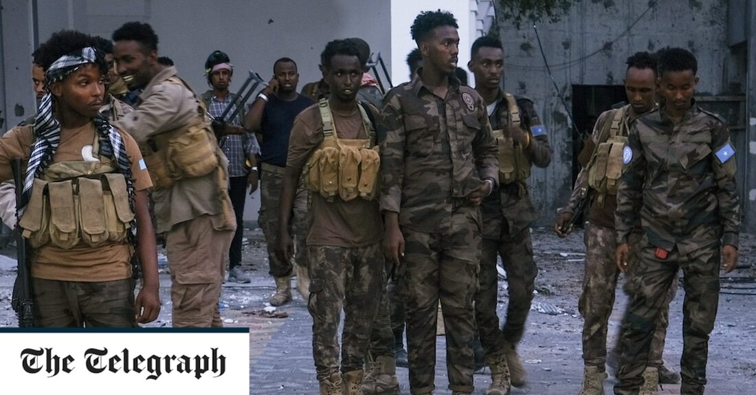 Ein hochrangiger Finanzier des Islamischen Staates (IS), der mit der Explosion am Flughafen von Kabul in Verbindung gebracht wurde, wurde in Somalia getötet, nachdem US-Kommandos geprobt hatten, ihn in einem nachgebildeten „Höhlenkomplex“ festzunehmen. Weitere 10 terroristische Kämpfer wurden bei dem Überfall in einem abgelegenen Gebiet im Norden Somalias von US-Spezialeinheiten getötet, teilte die Biden-Regierung mit. Bilal al-Sudani, ein IS-Banker, wurde während der Razzia getötet, die am Mittwoch stattfand und auf einen Höhlenkomplex in den Cal Miskaad-Bergen in der Region Bari in Somalias Puntland abzielte. Sudani soll eine Schlüsselrolle bei der Finanzierung terroristischer Aktivitäten von Afrika bis Afghanistan gespielt haben und &hellip;