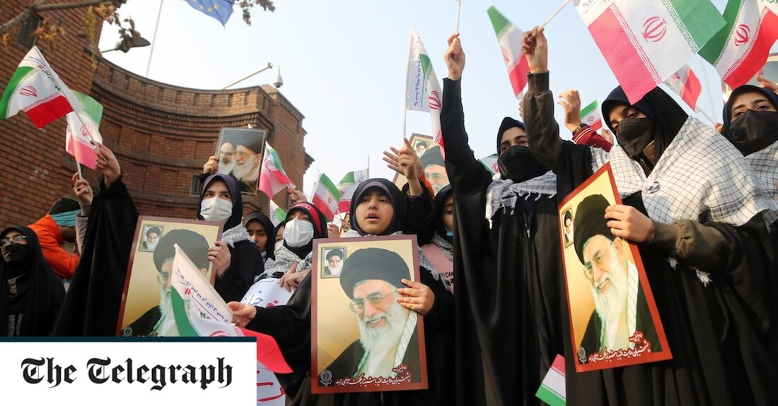 Der Iran verfolgt eine Frau, die ihr Kopftuch abgenommen und es bei einem öffentlichen Treffen von Ingenieuren auf den Boden geworfen hat, weil sie das religiöse Kleidungsstück „nicht respektiert“, während das Regime sein Vorgehen gegen Andersdenkende fortsetzt. Videoaufnahmen, die am Wochenende online gestellt wurden, zeigten den Moment, in dem die Frau das Kopftuch ablegte und dann die Bühne verließ, während ein überwiegend männliches Publikum zusah. Nach Angaben der iranischen Nachrichtenagentur Tasnim wird die nicht identifizierte Frau nun strafrechtlich verfolgt, weil sie offenbar einen Akt des Trotzes im Zusammenhang mit anhaltenden Massenprotesten gegen das Regime begangen hat. „Gegen eine Frau, die &hellip;
