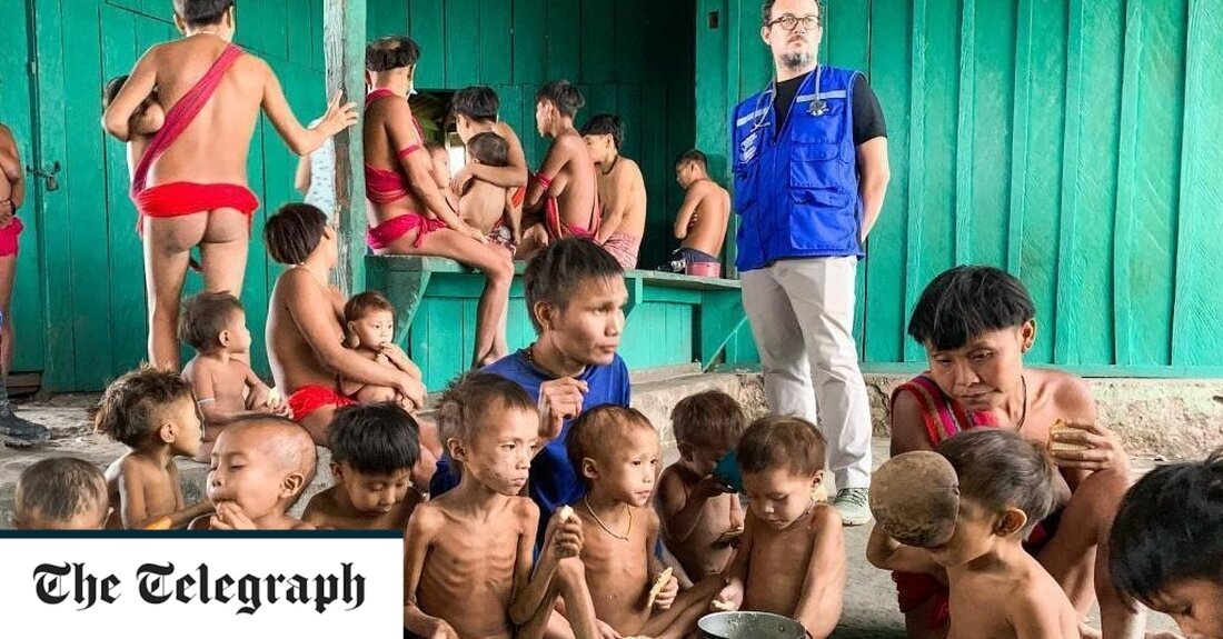 Brasilien hat hungernde und vergiftete indigene Stammesangehörige aus dem Amazonas geflogen, als Präsident Luiz Inácio Lula da Silva seinen Vorgänger Jair Bolsonaro des „Genozids“ beschuldigte. Insgesamt 16 Yanomami-Indianer benötigten eine Notbehandlung wegen Unterernährung und Vergiftung infolge von Wasserverschmutzung durch illegalen Holzeinschlag und Goldabbau in einer abgelegenen Dschungelregion von Roraima an der venezolanischen Grenze. Lula erklärte den Ausnahmezustand im Yanomami-Reservat, Brasiliens größtem geschützten indigenen Gebiet, und besuchte das Gebiet am Wochenende mit einem Hubschrauber, um sich von dem zu distanzieren, was er und Menschenrechtsaktivisten als rassistische Rhetorik und Politik von Herrn Bolsonaro und deren Auswirkungen betrachten einheimische Amazonas. Der Präsident twitterte &hellip;