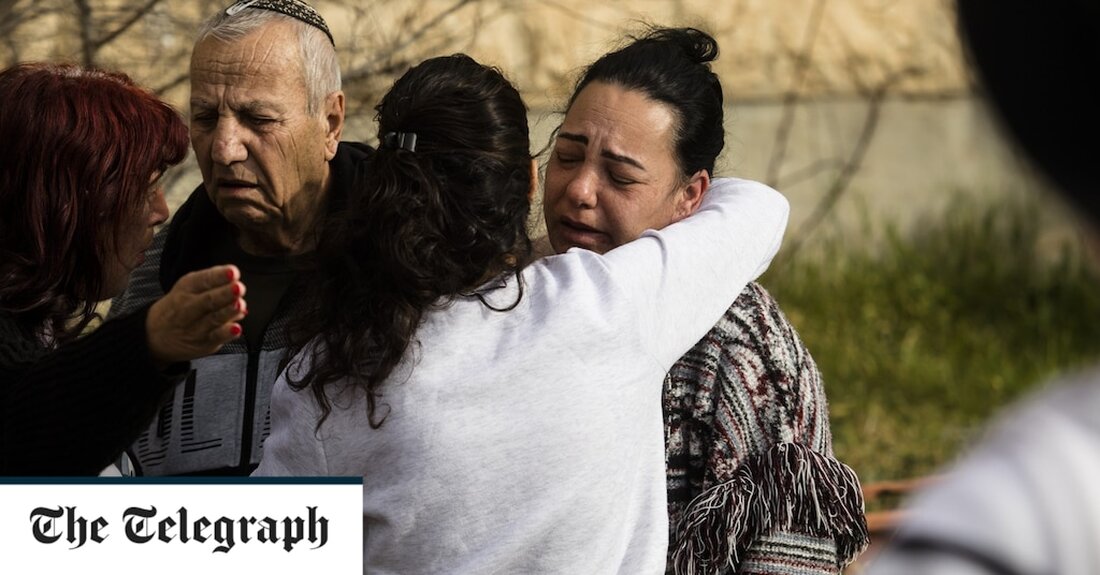 Augenzeugen zufolge schoss der palästinensische Schütze hinter dem Angriff auf die Synagoge in Ost-Jerusalem am Freitag auf eine junge Frau, als sie ihren sterbenden Ehemann wiederbelebte. Der Mörder unterbrach seinen Angriff in der jüdischen Siedlung Neve Ya&#8217;akov nur für einige Sekunden, um seine Pistole mit einem neuen Magazin nachzuladen, sagte der Zeuge. Am Samstagmorgen versammelten sich jüdische Bewohner am Tatort und weinten, als sie von einer Nacht voller Blut und Schrecken erzählten. Nachdem der Angreifer sieben Menschen getötet und mehrere weitere verletzt hatte, floh er vom Tatort und wurde etwa fünf Minuten später von der israelischen Polizei erschossen. Später wurde &hellip;