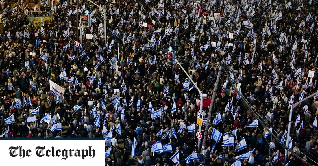 Nachdem sieben Menschen bei einem Angriff auf eine Synagoge getötet wurden, hat Israels Regierung angekündigt, es Zivilisten schneller und einfacher zu machen, Waffenlizenzen zu erhalten. Jerusalem wurde am Wochenende von zwei Schießereien erschüttert, die einige der blutigsten Tage in der Stadt seit mehr als einem Jahrzehnt markierten. Der Angriff auf die Synagoge, der mit dem Holocaust-Gedenktag zusammenfiel, verstärkte die Befürchtungen, dass die schwelenden Spannungen erneut zu einem umfassenden Konflikt führen könnten. Der Angriff erfolgte nach dem tödlichsten israelischen Überfall auf Palästinenser im Westjordanland seit mehr als 20 Jahren. Als Reaktion auf die Anschläge in Jerusalem versprach Israels Premierminister Benjamin Netanjahu, &hellip;