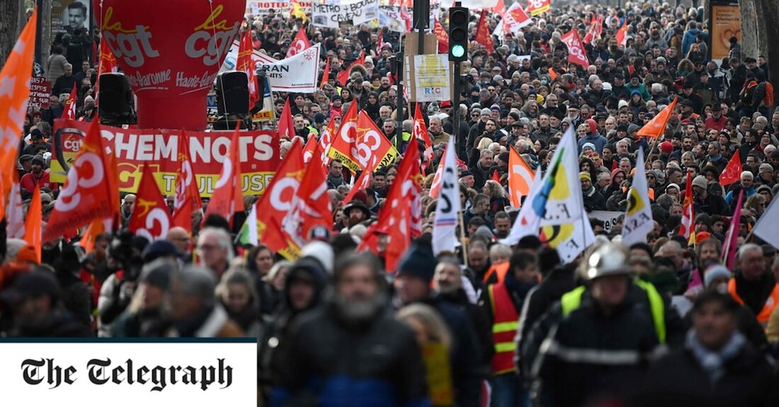 Berichten zufolge hat Emmanuel Macron seiner Regierung befohlen, standhaft zu bleiben und „an vorderster Front zu stehen“, während Streiks gegen die Anhebung des Rentenalters das Land erfassten. Mehr als 1,1 Millionen französische Arbeitnehmer streikten am 19. Januar wegen der Pläne, das offizielle Rentenalter um zwei Jahre auf 64 Jahre anzuheben. Die Gewerkschaften hoffen, dass die Wahlbeteiligung am Dienstag noch höher sein wird, um sich gegen eine angeblich „brutale“ Reform zu wehren, die das wird siehe auch Arbeitnehmer, die über 43 statt 42 Jahre sozialversicherungspflichtig sind, um ab 2027 eine volle Rente zu beziehen. Bereits der erste Aktionstag kam den größten &hellip;