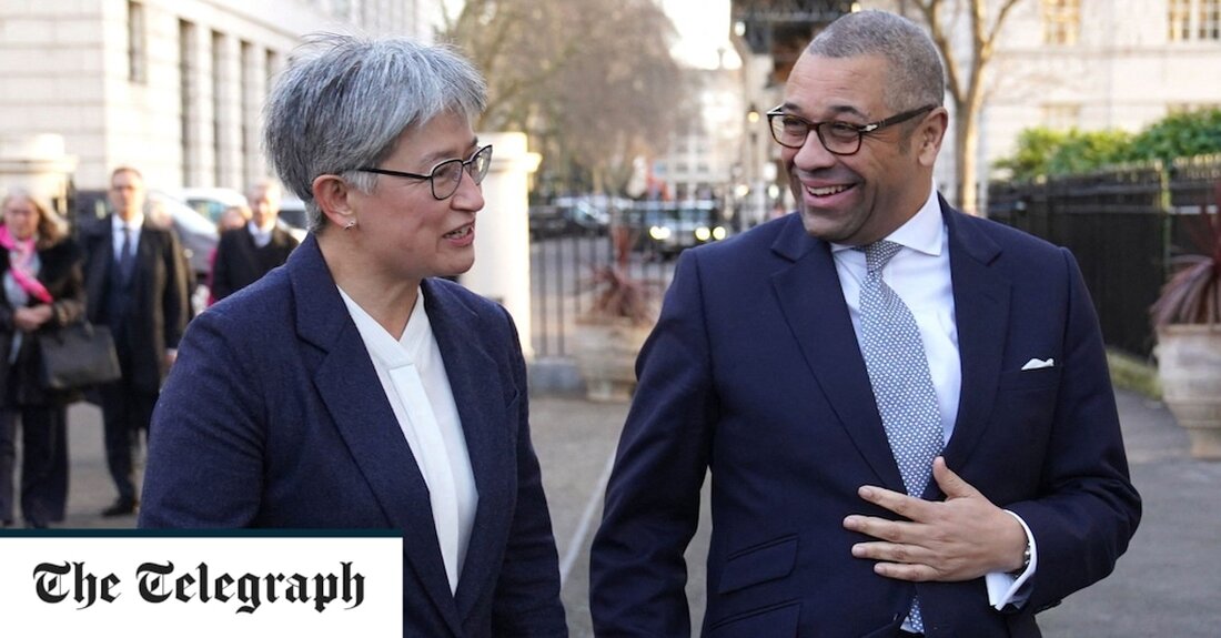 Australiens Außenminister hat gesagt, Großbritannien müsse sich mit seiner „unangenehmen“ kolonialen Vergangenheit in Asien und im Pazifik abfinden. Penny Wong wurde in Down Under wegen „unhöflicher und zügelloser“ Diplomatie kritisiert, nachdem sie sagte, die Briten müssten sich mit vergangenem Fehlverhalten auseinandersetzen, um „mehr Gemeinsamkeiten“ mit den Ländern zu finden, die sie einst regierten. Frau Wong, die in Malaysia geboren wurde und chinesischer und britischer Abstammung ist, sagte, dass Kolonialmächte wie Großbritannien nicht „in engeren Versionen“ ihrer Vergangenheit geschützt bleiben dürften, wenn es um ein Engagement in der Region gehe. Sie sagte: „Solche Geschichten können sich manchmal unangenehm anfühlen – für &hellip;