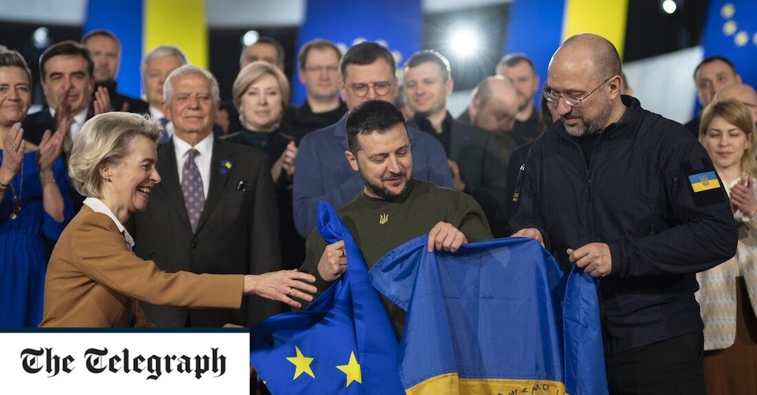 Die Europäische Union will die Ukraine als Mitgliedsstaat, aber nicht in absehbarer Zeit. Sie kann die Mitgliedschaft Kiews nicht beschleunigen, aus Angst, selbst bankrott zu gehen. Sobald die Ukraine Mitglied ist, ist die EU fest auf der Suche nach Hunderten von Milliarden Euro an Finanzmitteln und Hilfe, was eine langwierige und qualvolle Überarbeitung ihrer Regeln erfordern wird. Wolodymyr Selenskyj hat die Vollmitgliedschaft in nur zwei Jahren gefordert, aber es gibt Warnungen, dass es vor einem EU-Ukraine-Gipfel am Freitag in Kiew keine Abkürzungen für den Beitritt geben kann. Emmanuel Macron hat bereits davor gewarnt, dass es ein Jahrzehnt dauern könnte, bis &hellip;