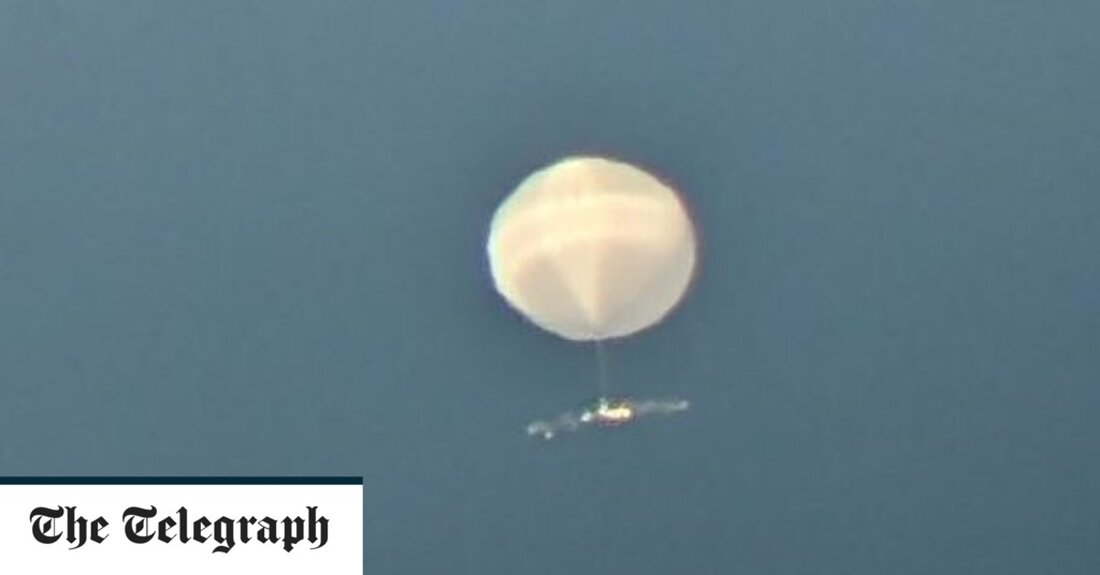 Der chinesische Spionageballon könnte Sprengstoff in einer riesigen Nutzlast „von der Größe eines Düsenflugzeugs“ transportiert haben, gab ein hochrangiger Vertreter des Pentagon am Montag bekannt. Der Satellit, von dem Verteidigungsbeamte am Montag sagten, dass er Zehntausende Pfund wog und 200 Fuß hoch war, hatte möglicherweise eine eingebaute explosive Selbstzerstörungsfunktion. Ein F-22-Kampfjet der US-Luftwaffe schoss am Samstag vor der Küste von South Carolina den chinesischen Spionageballon ab, eine Woche nachdem er zum ersten Mal in den US-Luftraum eingedrungen war, und löste eine dramatische Spionage-Saga aus, die die chinesisch-amerikanischen Beziehungen verschlechterte. Das Landungsschiff USS Carter Hall hat den größten Teil der Trümmer &hellip;