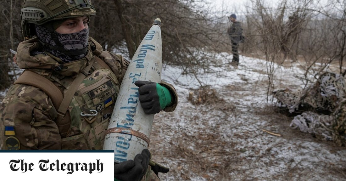 Live-Berichterstattung Ähnliche Beiträge Von Jessica Abrahams Speichern 8:27 Uhr Russland geht „Munition und Männer für erfolgreiche Offensiven aus“ Russland versucht seit Wochen, eine große Offensive zu starten, hat aber nach Angaben des britischen Verteidigungsministeriums nicht genug Munition oder Männer, um einen Durchbruch zu erzielen. Die Bewegung im Krieg ist in den letzten Monaten weitgehend ins Stocken geraten, da sich beide Seiten auf neue Offensiven vorbereiten. Die Ukraine soll auf Nachschub aus dem Westen warten. Unterdessen „ist es sehr wahrscheinlich, dass Russland seit Anfang Januar 2023 versucht, größere Offensivoperationen in der Ukraine wieder aufzunehmen“, sagte das Verteidigungsministerium in seinem morgendlichen Geheimdienst-Update &hellip;