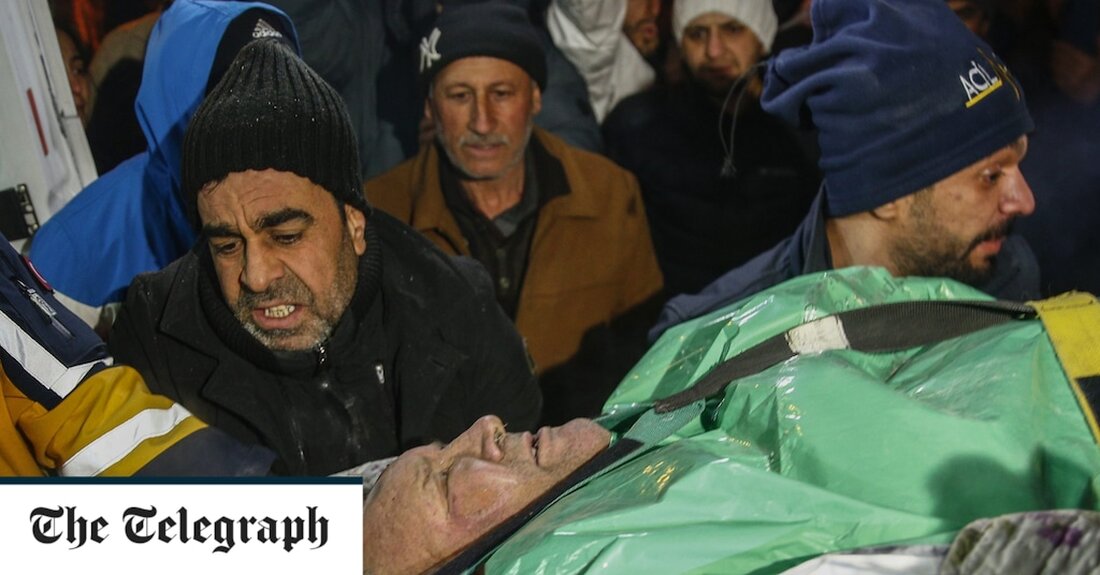 Mehmet Can Yigitbas war so lange unter Schutt begraben, dass seine Füße und Lippen blau wurden. Barfuß und in Hauskleidung gekleidet, hatten die eiskalten Betonplatten, die ihn in der eingestürzten Wohnung seiner Tante gefangen hielten, seine Kräfte geschwächt, als die Retter am Montagmorgen feststellten, dass er noch am Leben war. Er war so lange eingeschlossen, dass sein Cousin Hakan Yigitbas, nachdem er den ganzen Weg von Istanbul nach Antakya gereist war, bereits am Tatort war, als die Rettungskräfte ihn schließlich erreichten. Als türkische Soldaten den bleichen 32-Jährigen schließlich auf einer Bahre herausschleppten, 36 Stunden nachdem das Erdbeben am Montag es &hellip;