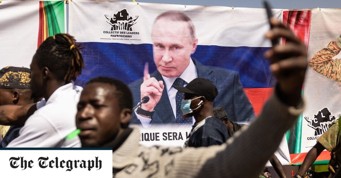 Plötzlich aus ihrem Schlaf erwacht, konnte Nafissatou Ouedraogo Schüsse und Schreie hören. Sie lebte im Norden von Burkina Faso, dem Epizentrum eines brutalen islamischen Aufstands, und wusste instinktiv, dass Terroristen bald vor ihrer Tür stehen würden. Hunderte Dschihadisten strömten in dieser Nacht im Jahr 2019 auf Motorrädern in die Stadt Arbinda und töteten Dutzende, während sie Geschäfte und Häuser durchsuchten. Frau Ouedraogo, die sich weigerte, ihren richtigen Namen zu nennen, hatte Momente, um sich einige wichtige Gegenstände zu schnappen, bevor sie floh und nie zurückkehrte. Die Grundschullehrerin machte sich auf den Weg in den Westen der Stadt, wo sie mit &hellip;
