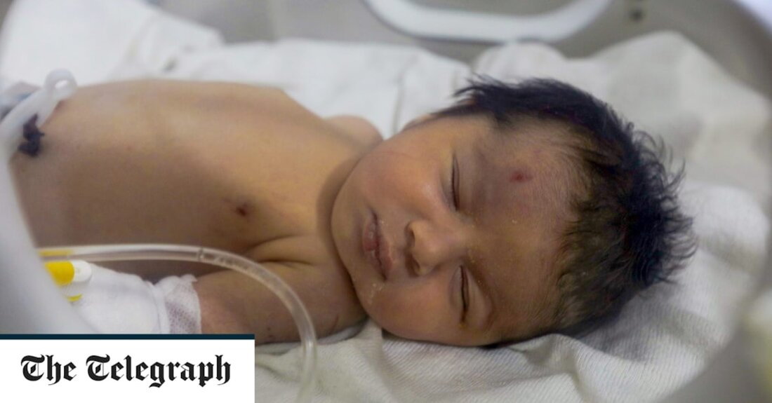 Das verwaiste syrische Baby, das nach dem Erdbeben in der vergangenen Woche unter den Trümmern ihres eingestürzten Hauses geboren wurde, wurde aus Angst, es könnte entführt werden, an einen sicheren Ort gebracht. Tausende von Menschen boten an, das kleine Mädchen zu adoptieren, nachdem ihre wundersame Flucht aus den Trümmern ihres Hauses in Jindaryis nahe der Grenze zur Türkei weltweit Schlagzeilen gemacht hatte. Die Gesundheitsdirektion Afrin traf Vorkehrungen, um zu verhindern, dass Aya, deren Name auf Arabisch „Wunder“ bedeutet, entführt und einem möglichen Adoptionsbetrug ausgesetzt wird. Am Montag bestritt das Krankenhaus im von der Opposition gehaltenen Syrien, in dem Aya behandelt &hellip;