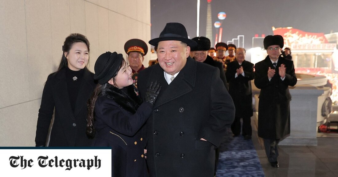 Das nuklear bewaffnete Nordkorea hat bei einer mit Spannung erwarteten Militärparade, an der Kim Jong-un, seine Frau und seine kleine Tochter teilnahmen, eine neue Festbrennstoff-Interkontinentalrakete (ICBM) vorgestellt. Die nächtliche Parade am Mittwoch zeigte die neueste Technologie und die größten Raketen des Landes, darunter eine taktische Atomwaffe, berichteten staatliche Medien am Donnerstag. Die Veranstaltung zur Feier des 75. Jahrestages des Militärs begann gegen 22 Uhr mit Feuerwerk und Musik, bevor das beeindruckende Arsenal der jubelnden Menge enthüllt wurde, während die Familie Kim von einem Balkon aus lächelte und winkte. Kim Jong-un, gekleidet in einen dicken schwarzen Mantel und Hut, salutierte neben &hellip;
