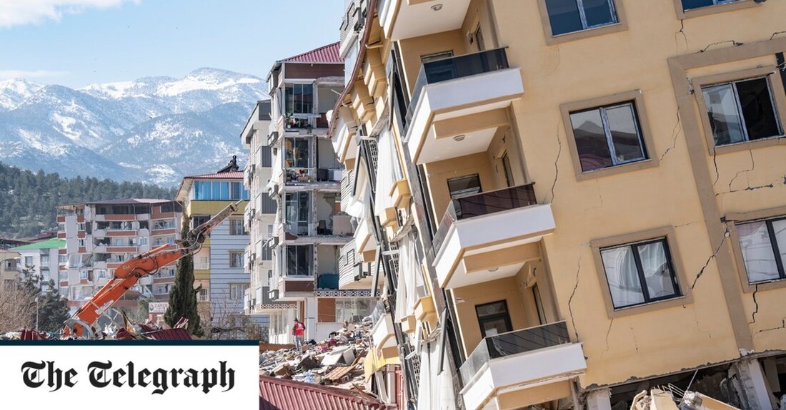 Von den Nur-Bergen über dem Epizentrum des Erdbebens am Montag taucht eine schreckliche Vision auf: Die Stadt Nurdagi, einst Heimat von 41.000 Menschen, liegt in Trümmern. Mehr als die Hälfte der Gebäude sind zerstört und Tausende drängen sich um kleine Feuer im Freien. Von dieser erhöhten Position über dem südöstlichen Ende der anatolischen Hochebene wird das gewaltige Ausmaß der humanitären Herausforderung deutlich, vor der die Region steht, und wirft einige ernsthafte Fragen sowohl für den türkischen Staat als auch für die internationalen Hilfsmaßnahmen auf. In Stadien und zerstörten Stadtzentren tauchen allmählich Zeltreihen auf, während Hotels in Strandresorts am Mittelmeer und &hellip;
