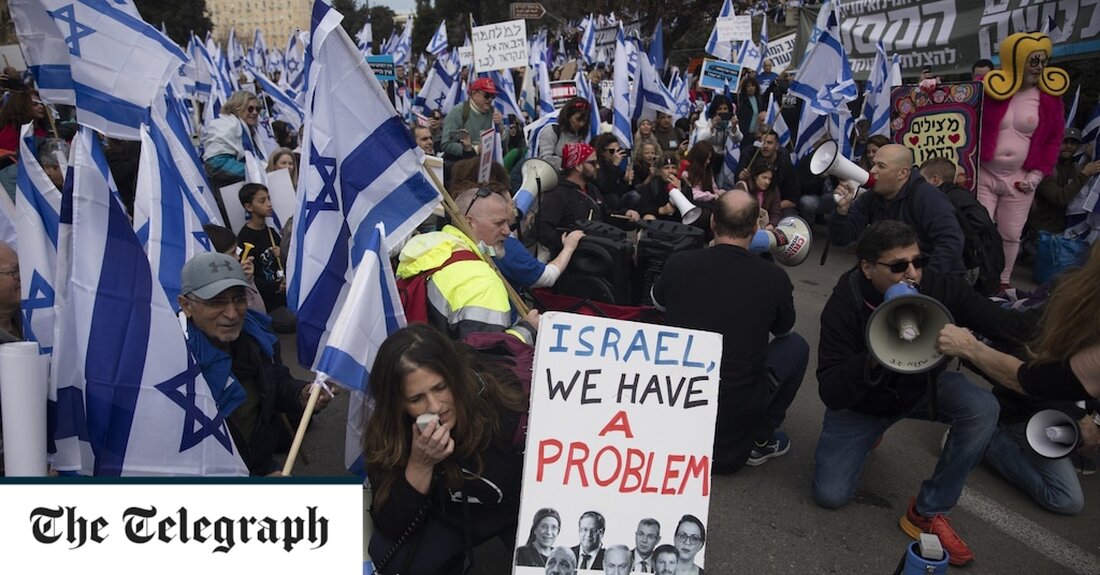 Israelische Gesetzgeber sprangen über Tische und wurden am Montag von der parlamentarischen Sicherheit aus einer angespannten Debatte geworfen, während Zehntausende aus Protest gegen höchst umstrittene Gesetzesreformen demonstrierten. Benjamin Netanjahu, der israelische Premierminister, strebt eine grundlegende Überarbeitung des Rechtssystems an, von der er behauptet, dass sie es effizienter machen und es von einer langjährigen linken Voreingenommenheit befreien wird. Aber seine Kritiker sagen, der Schritt komme einer beispiellosen Machtergreifung gleich, die der Regierung mehr Macht über die Ernennung von Richtern geben und Israels Obersten Gerichtshof schwächen würde. Es wurde auch von einigen Verbündeten von Herrn Netanyahu in der Regierung angedeutet, dass die &hellip;