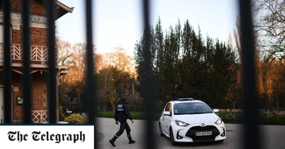 Die Körperteile einer Frau wurden in einem beliebten Park im Nordosten der französischen Hauptstadt ausgegraben, während die Identität des Opfers ungeklärt ist. Die grausame Entdeckung wurde in einem Waldgebiet des Buttes-Chaumont-Parks gemacht, einem beliebten Ort für Familien und Jogger im 19. Bezirk von Paris, und veranlasste die Polizei, eine Mordermittlung einzuleiten. Am Montag stolperten Gemeindeangestellte über eine Plastiktüte, die in Büschen versteckt war und laut Quellen in der Nähe des Falls den Beckenbereich der Frau enthielt. Die Staatsanwaltschaft bestätigte dann am Dienstagmorgen, dass Polizei und örtliches Gemeindepersonal separate Beutel gefunden hatten, die weitere Teile des zerstückelten Körpers enthielten, Berichten zufolge &hellip;