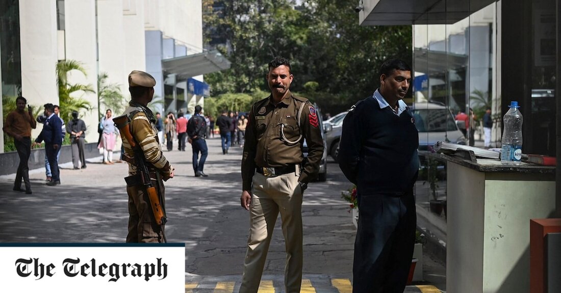 Die Büros der BBC in Neu-Delhi und Mumbai wurden nur eine Woche, nachdem der Sender einen Dokumentarfilm ausgestrahlt hatte, in dem Premierminister Narendra Modi kritisiert wurde, von lokalen Steuerbehörden durchsucht. „Es gibt eine Einkommenssteuerrazzia im Büro, sie beschlagnahmen alle Telefone“, sagte einer der Journalisten des Senders gegenüber AFP aus dem Büro im Zentrum der Hauptstadt. Beamte teilten dem indischen Nachrichtensender PTI mit, dass die Abteilung Dokumente im Zusammenhang mit den Geschäftstätigkeiten des Unternehmens und denen im Zusammenhang mit seinem indischen Zweig prüfe. Berichten zufolge war auch die Polizei vor Ort, um zu verhindern, dass Menschen ein- oder ausgingen. „Innerhalb des &hellip;