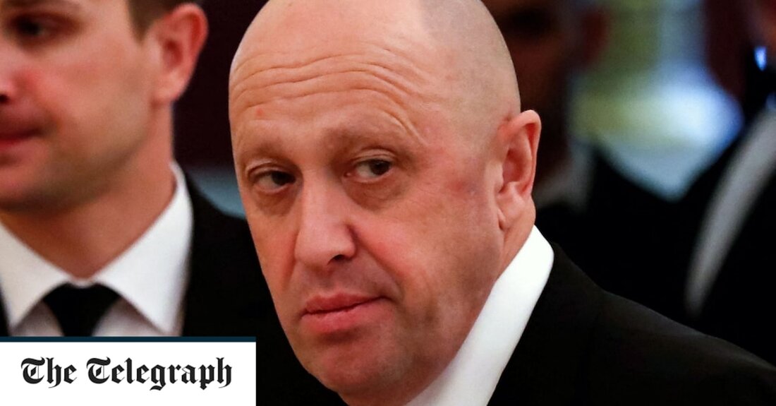 Der Leiter der russischen Söldnertruppe Wagner sagte, es könne Monate dauern, die umkämpfte ukrainische Stadt Bachmut zu erobern, während er Moskaus „monströse Bürokratie“ für die Verlangsamung militärischer Errungenschaften kritisierte. Russland hat versucht, die angeschlagene Industriestadt einzukreisen und sie vor dem 24. Februar, dem ersten Jahrestag seiner „besonderen Militäroperation“ in der Ukraine, zu entreißen. In einer von mehreren Nachrichten, die über Nacht online gestellt wurden, sagte Jewgeni Prigozhin, der Chef von Wagner, er glaube, dass Russland die Kontrolle nicht vor März oder April übernehmen werde. „Um Bakhmut einzunehmen, muss man alle Versorgungswege kappen“, sagte er. „Das ist eine bedeutende Aufgabe. Der &hellip;
