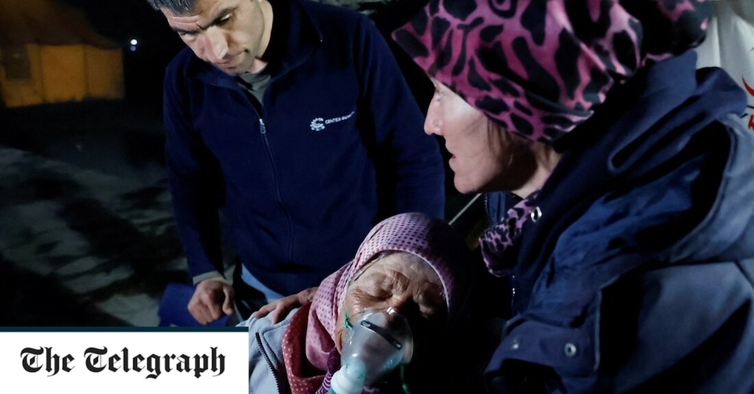 Ein neues Erdbeben der Stärke 6,4 hat am Montag drei Menschen getötet und mehr als 200 in Teilen der Türkei verletzt, die vor zwei Wochen durch ein schweres Beben verwüstet wurden, bei dem Zehntausende ums Leben kamen. Beamte sagten, dass weitere Gebäude einstürzten, Insassen einschlossen und mehrere Menschen sowohl in der Türkei als auch in Syrien verletzt wurden. Das Erdbeben am Montag konzentrierte sich auf die Stadt Defne in der türkischen Provinz Hatay, eine der am stärksten betroffenen Regionen durch das Beben der Stärke 7,8, das am 6. Februar stattfand. Es war in Syrien, Jordanien, Zypern, Israel und sogar in &hellip;