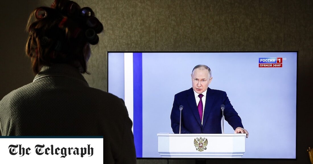 Erfahrene Beobachter von Wladimir Putin werden bei der heutigen Rede einige bekannte Gesichter gesehen haben. Es gab einen Sozialvertrag Putin, der alles versprach, von Sozialwohnungen, Steuererleichterungen und Mindestlohnerhöhungen für arbeitende Familien bis hin zu einem neuen Sozialfonds für die Versorgung von Kriegswitwen, Waisen und Verwundeten. Es gab niedrige Steuern, einen freien Markt, Putin, der expansive Anreize für Unternehmen versprach, zu Hause zu investieren und inländische IT-Lösungen zu kaufen. Da war der technokratische rote Manager Putin, der Statistiken über steigende Weizenexporte, Straßenbauprogramme und Gesundheits- und Bildungsreformen herunterspulte. Die Wirtschaft, sagte er mit zuversichtlichem Hinweis auf ein halbes Dutzend Indizes und Prozentpunkte, &hellip;