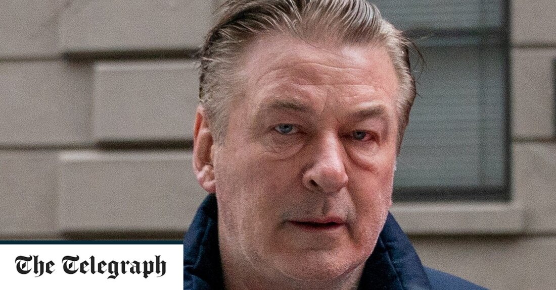Schauspieler Alec Baldwin bekannte sich am Donnerstag wegen fahrlässiger Tötung wegen der tödlichen Schießerei am Set des Films Rust in New Mexico auf nicht schuldig. Baldwin, der voraussichtlich am Freitag zum ersten Mal vor einem Richter erscheinen wird, reichte den Plädoyer über eine Gerichtsakte ein. Der 30-jährige Rockstar hat lange jede Verantwortung für die Tragödie im Oktober 2021 bestritten, als eine Waffe, mit der er geprobt hatte, abgefeuert und die Kamerafrau Halyna Hutchins getötet wurde. Mary Carmack-Altwies, New Mexico First Judicial District Attorney, beschuldigte Baldwin, 64, und die Set-Waffenschmiedin des Films, Hannah Gutierrez-Reed, 25, letzten Monat wegen zweier Fälle von &hellip;