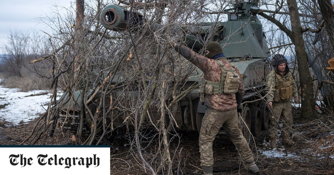 Ukrainische Streitkräfte haben ein russisches Munitionsdepot in der Nähe von Mariupol in die Luft gesprengt, behauptete ein lokaler Beamter am Samstag, einer Stadt, die zuvor als zu weit hinter der Frontlinie für einen Angriff galt. Social-Media-Kanäle zeigten Berichten zufolge große Explosionen, die den Nachthimmel über der besetzten Stadt erhellten. Petro Andriushchenko, ein Berater des gestürzten ukrainischen Bürgermeisters von Mariupol, sagte, die Explosionen seien das Ergebnis eines ukrainischen Angriffs auf ein Munitionslager gewesen. „Die Geräusche von Explosionen entlang der Linie des Dorfes Jalta/des Dorfes Juryivka (Standort einer großen Konzentration von Besatzern) im Distrikt Mariupol werden gemeldet“, schrieb er auf Telegram. „Wir &hellip;