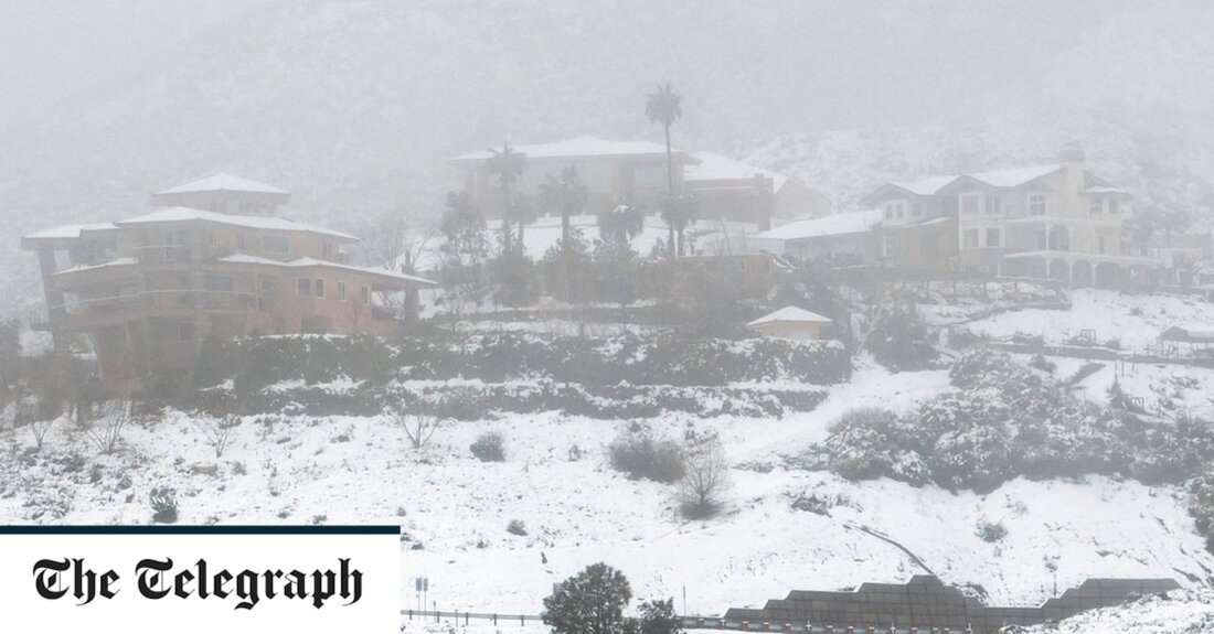 Hügelvororte in der Nähe von Los Angeles wurden mit Schnee bedeckt, nachdem am Wochenende ein Wintersturm über Südkalifornien hereingebrochen war und starker Regen einige Flüsse auf ein gefährliches Niveau gebracht hatte. Prognostiker sagten am Samstag, dass es eine eintägige Pause geben würde, bevor am Montag ein weiterer Sturm eintraf. Blitzeinschläge schlossen die Strände von LA County und vereinzelte Schneestöße, Schauer und Gewitter hielten an. Wie der US National Weather Service sagte, hatte Südwestkalifornien einen seiner stärksten Stürme aller Zeiten, seltene Schneesturmwarnungen für Berge in der Region und weit verbreitete Hochwasserüberwachungen endeten am späten Samstag, nachdem der erste Sturm nachgelassen hatte. &hellip;