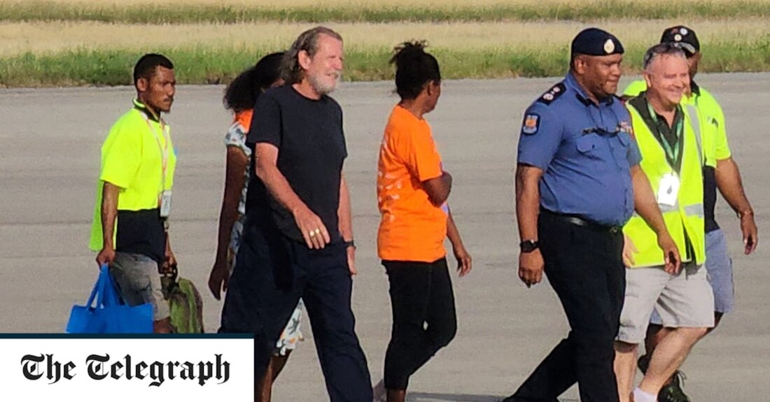 Ein neuseeländischer Archäologe wurde durch „verdeckte Operationen“ gerettet, nachdem er von einer bewaffneten Gruppe in Papua-Neuguinea mit vorgehaltener Waffe entführt worden war. Ungefähr 20 bewaffnete Männer brachten Bryce Barker zusammen mit drei lokalen Mitgliedern seines Forschungsteams mehr als eine Woche zuvor in einen abgelegenen Teil von Papua-Neuguinea, der an Indonesien grenzt. Eine der drei Frauen, Programmkoordinatorin Cathy Alex, war zuvor von ihren Entführern freigelassen worden und wurde am Mittwoch aufgrund von Nahrungsmangel und stundenlangem Gehen schwach aufgefunden, berichtete die Australian Broadcasting Corporation am Sonntag. Herr Barker, der an der University of Southern Queensland in Australien ansässig ist, hatte in einer &hellip;