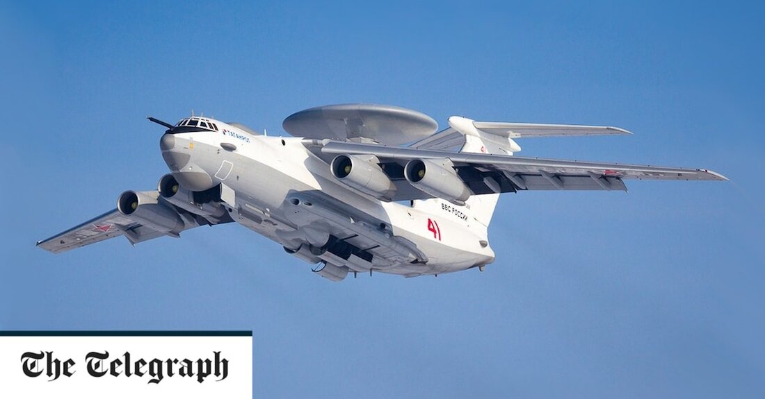 Die belarussischen Partisanen hinter der angeblichen Sabotage eines seltenen russischen Spionageflugzeugs in der vergangenen Woche haben Aufnahmen veröffentlicht, die angeblich eine kühne Drohnenmission über dem Flugplatz zeigen. Das am Donnerstag von BYPOL, einer schattenhaften Widerstandsgruppe, die vermutlich von ehemaligen Sicherheitsbeamten gegründet wurde, veröffentlichte Video zeigte eine Drohne, die bei Tageslicht über den Flugplatz flog und es schaffte, auf dem Radom des Flugzeugs zu landen, bevor sie wieder abflog. In einer begleitenden Erklärung sagte die Partisanengruppe, sie habe zwei Wochen vor dem behaupteten Angriff handelsübliche Drohnen eingesetzt, um Aufklärungsflüge über dem Flugplatz durchzuführen, ohne von der Luftabwehr abgefangen zu werden. „Was &hellip;