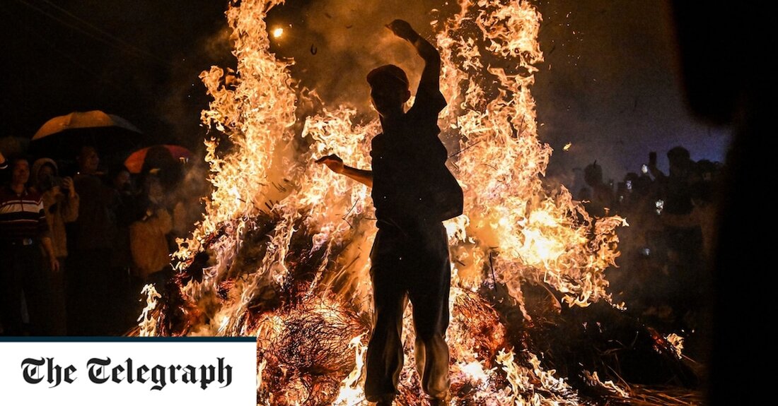 China mag eine Nation voller Traditionen sein, aber sie sind wahrscheinlich nicht gewagter als das Feuerspringen, das im Südosten des Landes ein fester Bestandteil des Jahres ist. Am Montag sprangen Dutzende Draufgänger in Jieyang, einer Stadt in der südchinesischen Provinz Guangdong, durch die Flammen, um Glück zu wünschen. Die Tradition wird normalerweise rund um das chinesische Neujahrsfest oder das Laternenfest aufgeführt, das am fünfzehnten Tag des ersten Monats im chinesischen Mondkalender während des Vollmonds gefeiert wird. Das Laternenfest fällt normalerweise in den Februar oder Anfang März des gregorianischen Kalenders und markiert den letzten Tag der traditionellen chinesischen Neujahrsfeierlichkeiten. Bereits in &hellip;