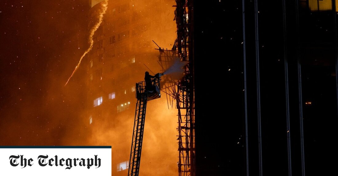 Ein im Bau befindliches Hochhaus in Hongkong brach am Donnerstag in Flammen aus und brannte noch Stunden später, wobei einige nahe gelegene Wohnblöcke evakuiert wurden, nachdem sich die Flammen auszubreiten drohten. Beamte sagten, das Feuer sei am Donnerstag kurz nach 23 Uhr (15 Uhr GMT) im Herzen von Tsim Sha Tsui, einem geschäftigen Einkaufs- und Touristenviertel am Hafen der Stadt, ausgebrochen. Eskalierte schließlich auf der vierten Schwerestufe auf einer Fünf-Punkte-Skala. Am frühen Freitag seien keine Opfer gemeldet worden, während 130 betroffene Bewohner in sichere Entfernung gebracht worden seien, sagten Beamte. Flammen wurden zuerst in der Nähe von Gerüsten auf der &hellip;