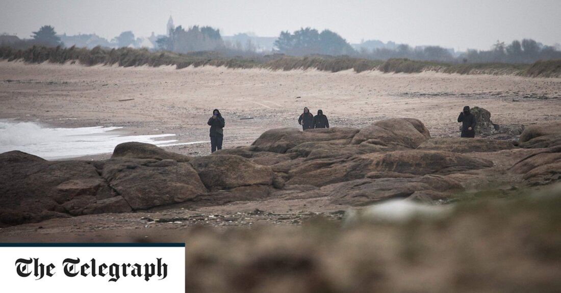 Die französischen Behörden warnten am Freitag vor „Drogentourismus“ an den Stränden des nördlichen Kanals, nachdem die Nachricht von mehr als zwei Tonnen Kokain, die an Land gespült wurden, Dutzende von Strandräubern angezogen hatte, von denen einige mit Quads ausgestattet waren. Einheimische in Dörfern entlang der Küste der Normandie haben einen Zustrom unbekannter Menschen in Luxusautos und Geländewagen beschrieben, die diese Woche den Sand durchkämmt haben. Philippe Astruc, ein lokaler Staatsanwalt, warnte am Freitag öffentlich vor den Risiken der Teilnahme an dem, was er als „Drogentourismus“ bezeichnete. „Der Akt, eines dieser Bündel in Besitz zu nehmen und es zu transportieren, ist &hellip;