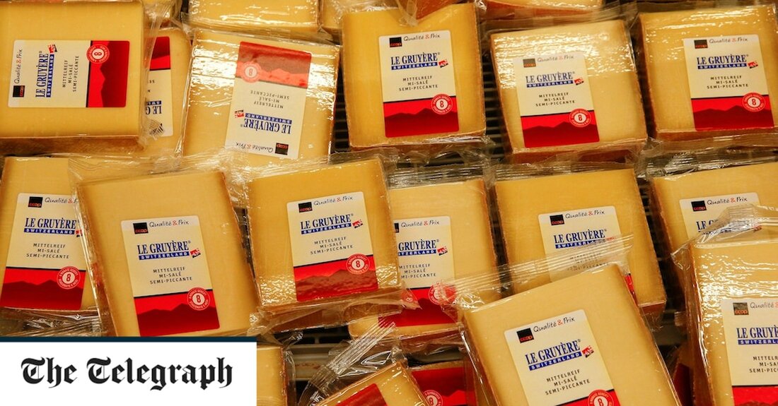 Käse, der außerhalb der Schweiz und Frankreichs hergestellt wird, darf nun in den USA den Namen Gruyère tragen, nachdem ein kürzlich ergangenes Gerichtsurteil das Monopol Europas auf dieses Produkt beendet hat. Die Entscheidung des US-Berufungsgerichts in Virginia vom Freitag wird als großer Sieg für US-Milchbauern inmitten der anhaltenden Kämpfe zwischen europäischen und amerikanischen Produzenten um die Rechte zur Verwendung gebräuchlicher Lebensmittelnamen wie Parmesan, Bologna, Asiago und Fontina gefeiert. In seinem Urteil sagte das US-Berufungsgericht, dass das Wort Gruyère unter US-Verbrauchern häufiger als Oberbegriff für eine Käsesorte verstanden wird und nicht als Käse, der speziell aus einer bestimmten Region hergestellt wird. &hellip;