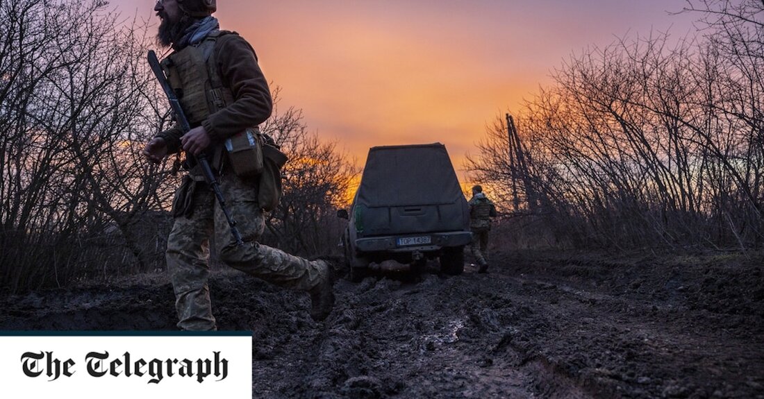 Live-Berichterstattung Ähnliche Beiträge Von Sam Wiesen Speichern 12:39 Uhr Russische Armee greift ukrainische Kommandozentrale in Saporischschja an Das russische Verteidigungsministerium behauptete am Sonntag, eine Kommandozentrale des Asow-Regiments in der südöstlichen Region Saporischschja getroffen zu haben. Sie machte die Behauptung in ihrem täglichen Update zu dem geltend, was sie die „militärische Spezialoperation“ nennt. Reuters konnte den Bericht nicht unabhängig überprüfen. Das Azow-Regiment ist manchmal für seine rechtsextremen und ultranationalistischen Ursprünge bekannt, ist aber heute eine Einheit der ukrainischen Nationalgarde. Im Bulletin des Russen wurde die anhaltende Schlacht um Bakhmut, ein wichtiges Moskauer Ziel, nicht erwähnt. 12:35 Uhr In Bildern: die Verteidigung &hellip;