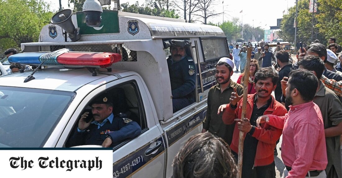 Das Haus von Imran Khan wurde von Polizisten überschwemmt, als sie versuchten, den ehemaligen pakistanischen Premierminister zu verhaften. Beamte aus der Hauptstadt Islamabad kamen am Sonntag in seinem Haus in der östlichen Stadt Lahore an, konnten ihn aber nicht finden. Herr Khan wird wegen Korruption angeklagt und beschuldigt, während seiner Amtszeit erhaltene Geschenke oder den daraus erzielten Gewinn nicht deklariert zu haben. „Ein Team der Polizei von Islamabad ist in Lahore eingetroffen, um Imran Khan zu verhaften, um den Gerichtsbeschlüssen nachzukommen“, sagte die Polizei von Islamabad. „Imran Khan zögert, sich zu ergeben – der Superintendent of Police war in den &hellip;