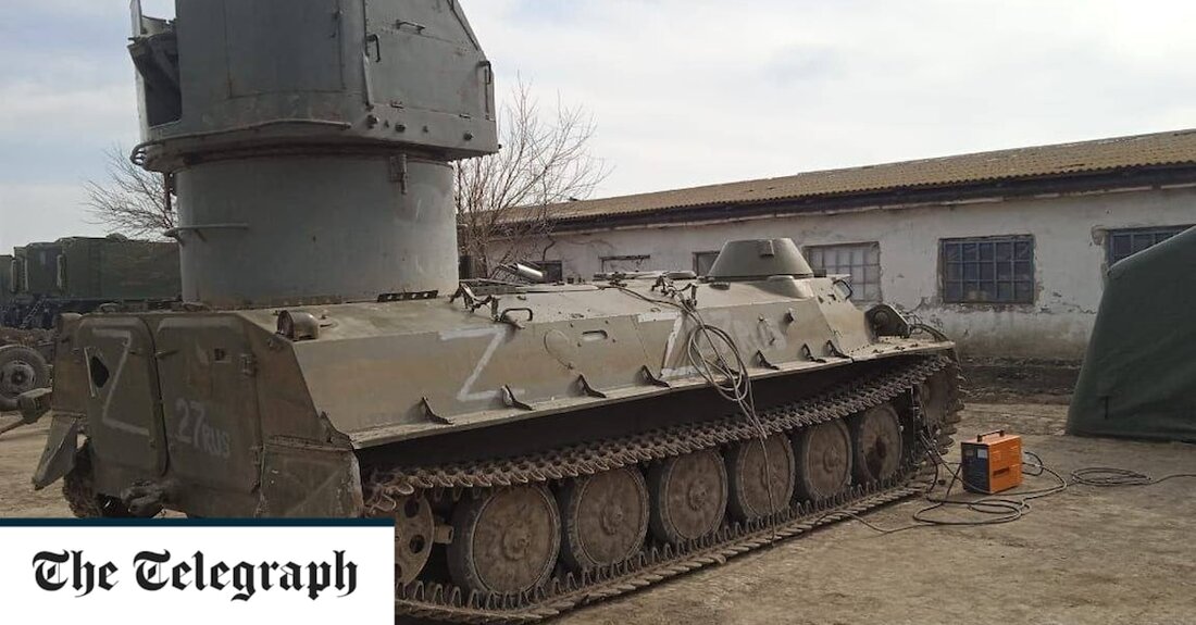 Russland schweißt alternde Schiffstürme auf alte gepanzerte Fahrzeuge, um Rohöltanks herzustellen, während Wladimir Putins Streitkräfte mit zunehmender Waffenknappheit konfrontiert sind. Die grob konstruierten Fahrzeuge werden in einem wahrscheinlichen Versuch eingesetzt, ukrainische Drohnen abzuschießen, während die Streitkräfte mit einem lähmenden Mangel an Kampfmaschinen und Munition zu kämpfen haben. Neues Filmmaterial von einem unbekannten Ort scheint einen doppelläufigen 25-mm-2M-3-Marine-Flugabwehrturm zu zeigen, der an einem amphibischen MT-LB-Kampffahrzeug aus der Sowjetzeit angebracht ist, um eine neue Hybridwaffe zu bilden. Der Zusammenschluss, der mit bereits 1945 hergestellten Teilen gebaut wurde, war auf dem Schienenweg zu sehen, möglicherweise in die Ukraine. Russlands Frankenstein-Panzer Seine 25-mm-Kanonen wurden &hellip;