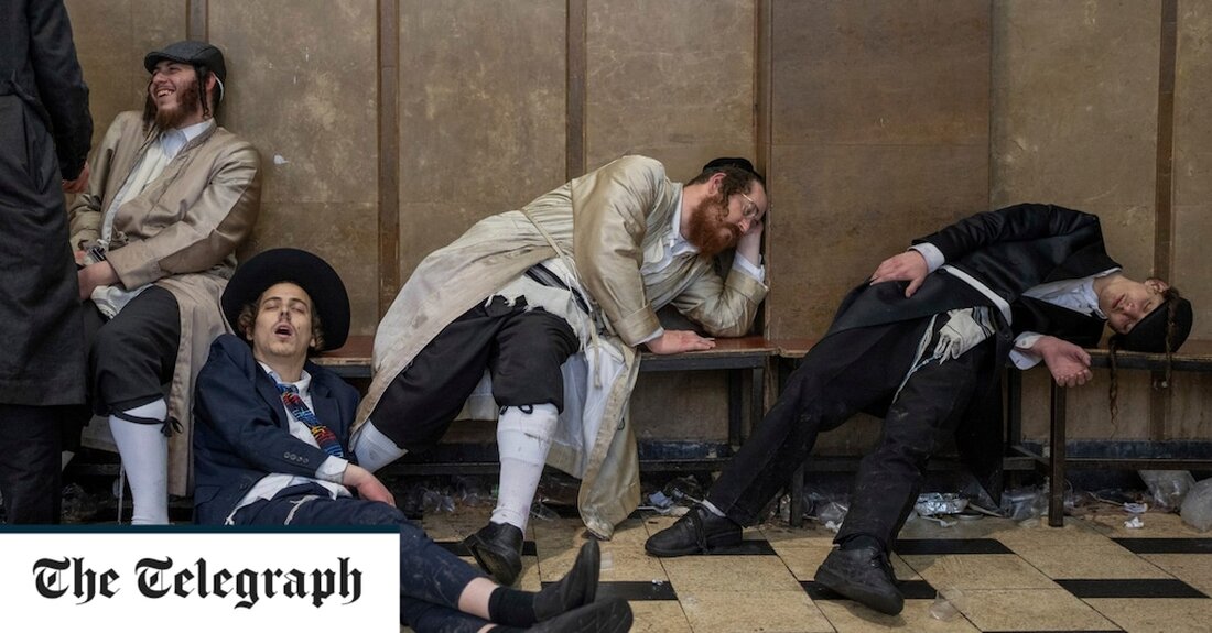 In den jüdischen Gemeinden wird das jährliche Purimfest mit Kostümen, Partys und für die Männer mit viel Trinken gefeiert. Das Viertel Mea Shearim in Jerusalem produzierte diese Woche typische Szenen der Verlassenheit, als Juden auf der ganzen Welt den Feiertag feierten, um der Befreiung des jüdischen Volkes von einem Plan zu gedenken, es vor 2.500 Jahren im alten persischen Reich auszurotten, wie es in der Bibel erzählt wird Buch Esther. Purim wird gefeiert, indem Essens- und Getränkegeschenke ausgetauscht, Wohltätigkeitsspenden an die Armen gespendet, ein festliches Essen gegessen, die Schriftrolle von Esther oder das &#8222;Lesen der Megilla&#8220;, normalerweise in der Synagoge, &hellip;