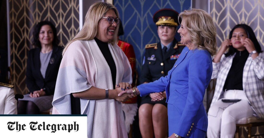 Jill Biden ist dafür kritisiert worden, dass sie am Internationalen Frauentag einer Transgender-Frau einen Preis überreicht hat. Alba Rueda, eine argentinische Politikerin, war eine von elf Preisträgerinnen, die für den International Women of Courage Award ausgewählt wurden. Die Auszeichnungen, die von der First Lady und Außenminister Antony Blinken im Weißen Haus überreicht wurden, würdigten Frauen auf der ganzen Welt, „die daran arbeiten, eine bessere Zukunft für alle aufzubauen“. Frau Rueda, 46, wurde die erste offen transsexuelle argentinische Politikerin, die eine Führungsposition in der Regierung innehatte. Sarah Huckabee Sanders, die republikanische Gouverneurin von Arkansas, führte im Internet konservative Kritik an der &hellip;