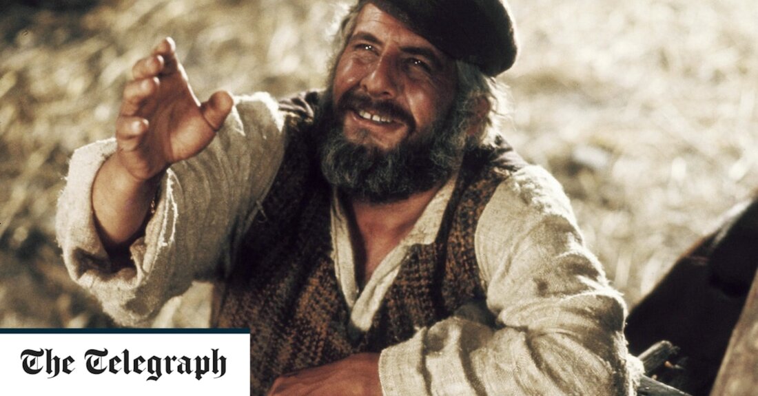 Chaim Topol ist im Alter von 87 Jahren gestorben, sagte Israels Präsident. Der israelische Schauspieler war vor allem für seine Darstellung von Tevye im Musical Fiddler On The Roof von 1971 bekannt. Topols Tod wurde in einer am Mittwoch von Präsident Isaac Herzog auf Twitter geteilten Erklärung bestätigt, in der er Topol als „einem der Giganten der israelischen Kultur“ Tribut zollte. Herzog beschrieb Topol als „einen begnadeten Schauspieler, der viele Bühnen in Israel und Übersee eroberte, die Kinoleinwände mit seiner Präsenz füllte und vor allem tief in unsere Herzen eindrang“. Er fügte hinzu, dass der Schauspieler während seiner gesamten Karriere &hellip;