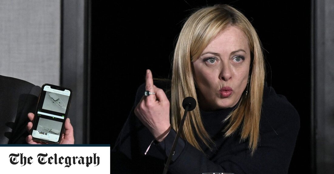 Menschenhändler, die versuchen, Migranten und Flüchtlinge nach Italien zu bringen, könnten nach Plänen von Premierministerin Giorgia Meloni mit bis zu 30 Jahren Gefängnis bestraft werden. Die Ankündigung erfolgte, als Demonstranten, die die kompromisslose Politik der rechtsextremen Regierung für den Tod von Migranten auf See verantwortlich machen, Teddybären und andere Stofftiere auf die Autos von Ministern warfen, als sie sich in einer Stadt in Kalabrien zu einer Sondersitzung des Kabinetts versammelten. Die Stadt Cutro liegt in der Nähe, wo Ende letzten Monats ein Holzboot mit rund 200 Asylsuchenden kenterte, wobei mindestens 70 Menschen ums Leben kamen. Es war von der türkischen &hellip;
