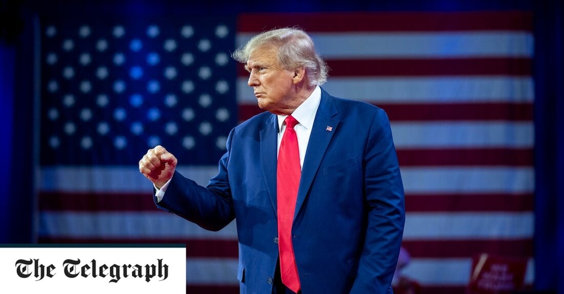Donald Trump hat gesagt, Amerikas größte Bedrohung sei nicht Russland, sondern seine eigenen „USA-hassenden“ Kongressabgeordneten und Politiker. Der ehemalige Präsident, der weiterhin der Favorit auf die Nominierung der Republikaner im Rennen um das Weiße Haus ist, sagte in einem Video in seinem Netzwerk Truth Social, dass der Krieg in der Ukraine ein „Stellvertreterkampf“ sei und es zu Hause dringendere Probleme gebe. „Die größte Bedrohung für die westliche Zivilisation ist heute nicht Russland“, sagte er. „Es sind wahrscheinlich mehr als alles andere wir selbst und einige der schrecklichen, die USA hassenden Menschen, die uns repräsentieren. „Es ist der Zusammenbruch der Kernfamilie &hellip;