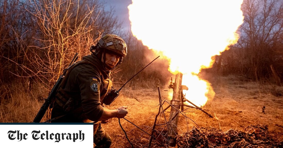 Russische Söldner haben eine weitläufige Metallhütte am nördlichen Rand von Bachmut gestürmt, die ukrainische Streitkräfte in eine Festung verwandeln wollten. In einem Video beschrieb ein Mann, der sich als ukrainischer Soldat ausgab, einen Kampf mit Wagner-Kämpfern auf dem Gelände der AZOM-Metallwerke. Während er spricht, sind Explosionen und Schüsse zu hören. „Die Russen sind in den Industriekomplex eingedrungen, wir versuchen, sie auszuschalten. Sie haben sich nachts verschanzt. Wir versuchen, ihre Stellungen zu stürmen“, sagte der namenlose Soldat. Das am Donnerstag gedrehte, aber erst am Sonntag veröffentlichte Video dauerte 41 Sekunden. Darin ist der ukrainische Soldat zu sehen, wie er durch einen &hellip;