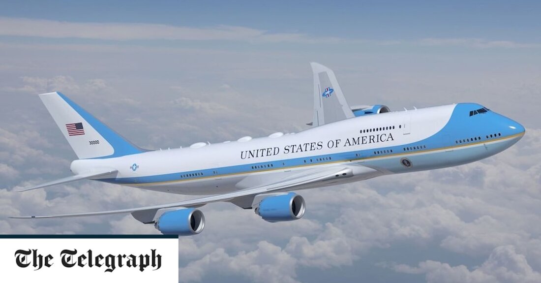 Die US Air Force hat Donald Trumps Design für die neuen Präsidentenflugzeuge verworfen und wird stattdessen an einer aktualisierten Version der seit sechs Jahrzehnten verwendeten klassischen hellblau-weißen Lackierung festhalten. Der frühere Präsident Trump, der sein Amt im Januar 2021 niederlegte, wollte ein kräftigeres rot-weiß-blaues Design für die Air Force One und bewahrte ein maßstabsgetreues Modell mit diesen Farben auf einem Couchtisch im Oval Office auf. Aber das Design, das einen tiefroten Streifen in der Mitte des Flugzeugs und einen dunkelblauen Unterbauch vorsah, verursachte den Ingenieuren Probleme wegen „zusätzlicher Wärme“ durch den dunkleren Blauton. Aus Angst vor weiteren Verzögerungen bei dem &hellip;