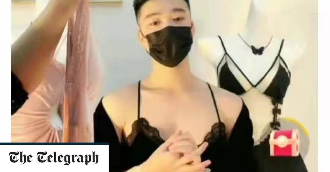 Chinesische Männer haben begonnen, Unterwäsche zu modellieren, um ein Durchgreifen gegen Frauen zu vermeiden, die Unterwäsche online präsentieren. Videos von Männern, die Spitzenbodys, Seidennachthemden und Push-up-BHs tragen, kursieren in den chinesischen sozialen Medien, wo Benutzer einen neuen Livestreaming-Trend kommentieren, der Chinas Zensur umgehen soll. Nachdem in den letzten Monaten mehrere Shopping-Sessions mit Influencerinnen in Unterwäsche von der Zensur abgebrochen wurden, griffen die Besitzer von Online-Shops dazu, sie durch männliche Models zu ersetzen. In einem von mehreren Medien verbreiteten Video sagte der Besitzer eines Online-Shops, er versuche einfach, auf Nummer sicher zu gehen. „Kein Versuch des Sarkasmus“ „Dies ist kein Versuch &hellip;